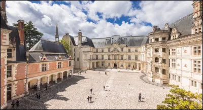 Qui est l'architecte du château royal de Blois ?