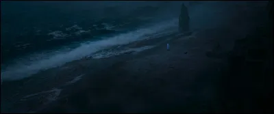 Que découvrent Anna et Elsa sur le rivage de la mer sombre ?