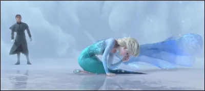 Comment Hans va-t-il essayer de tuer Elsa avant qu'Anna ne s'interpose et se transforme en statue de glace ?