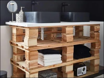 Quelle est la première chose à faire lorsqu'on découvre une palette mal filmée dans la réserve ?