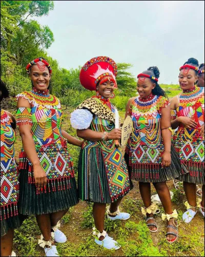 De quel pays est originaire l'isidwaba et ses colliers colorés ?