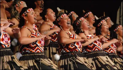 De quel pays sont originaires le kākahu et le piupiu ?