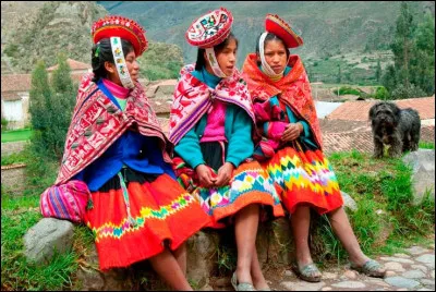 De quel pays est originaire la tenue quechua ?