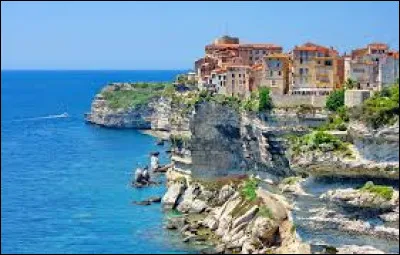 Quel duo a chanté "Corsica" en 2022 ?