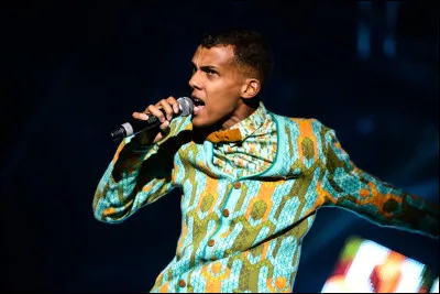 Sa gestuelle et son phrasé rappellent quel chanteur belge ?