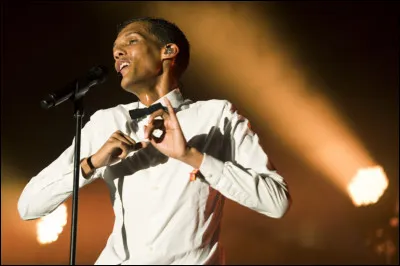 Quel vêtement porte-il quasiment systématiquement sur scène ?