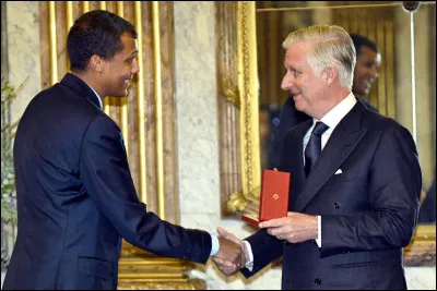 Quelle distinction honorifique a-il-reçu des mains du souverain de Belgique, Philippe ?