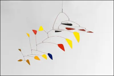 Quel artiste est connu pour avoir découpé et suspendu des formes colorées quil appelait "mobiles" ?
