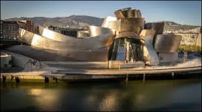 Quelle ville abrite le musée Guggenheim, bâtiment futuriste conçu par Frank Gehry ?