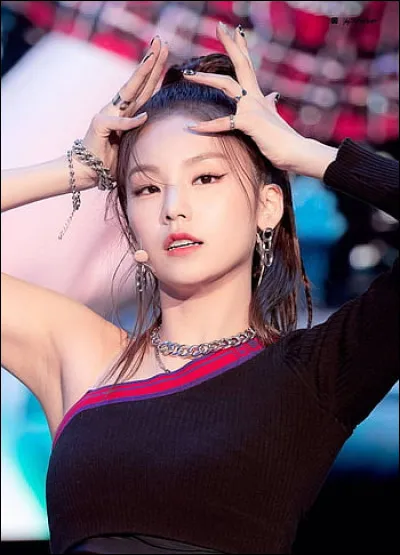 De quel groupe de k-pop fait partie Yeji ?