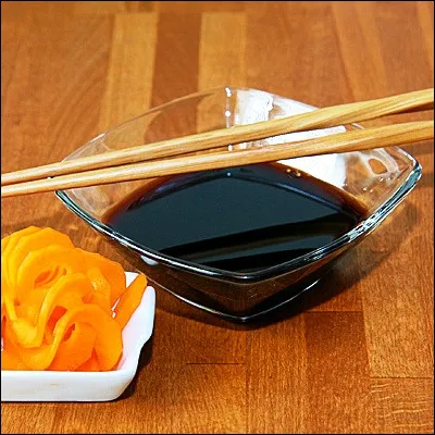 Quel plat japonais, dont le nom signifie "oiseau grillé", est généralement servi en France avec une sauce tare ?