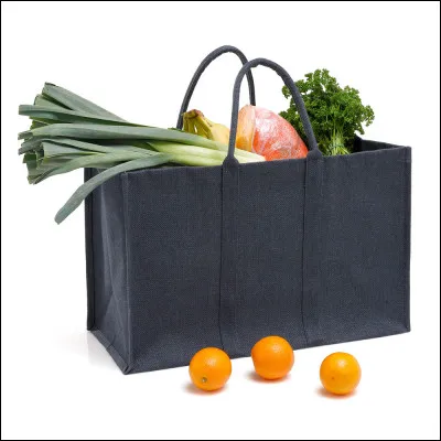 Une vieille dame fait tomber ses courses juste à tes pieds, que fais-tu ?
