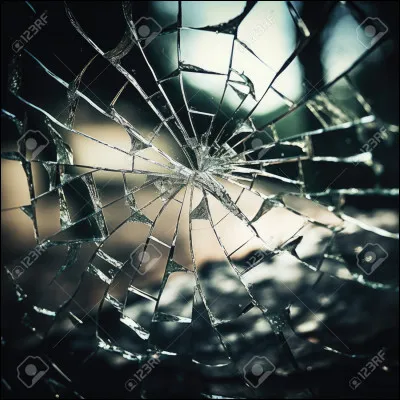 Tu bouscules quelqu'un (sans faire exprès) qui transporte du verre et tout se renverse par terre. Inutile de préciser que le verre se brise en 25 mille morceaux. Quelle est ta réaction ?