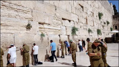 Quel est ce lieu de Jérusalem, considéré par le peuple juif comme l'endroit le plus saint pour la prière ?