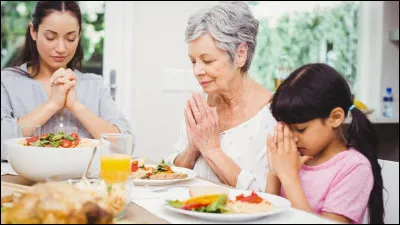 Comment s'appelle la prière avant le repas ?