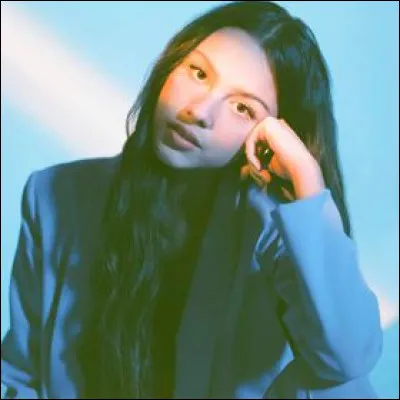 Comment son premier single sorti en 2021, qui battra plein de records dans l'industrie de la musique, sintitue-t-il ?