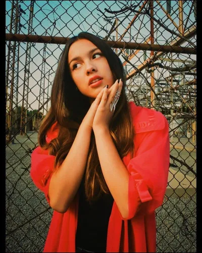 Retrouve la chanson : 
" I met a guy in the summer and I left him in the spring. He argued with me about everything. He had an ego and a temper and a wandering eye. He said he's six-foot-two, and I'm like, Dude, nice try".