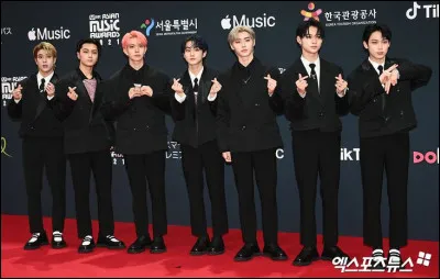 Qui sont les membres de la gauche vers la droite ?