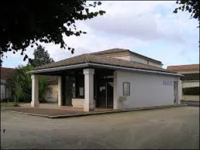 Notre balade dominicale commence à Angeac-Charente. Commune de l'arrondissement de Cognac, elle se situe dans le département ...