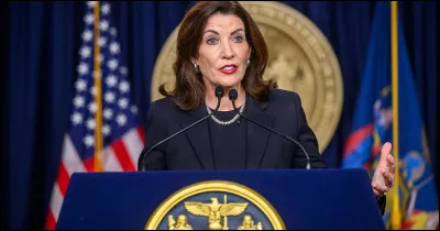 Comment se nomme le gouverneur de l'État de New York ?
