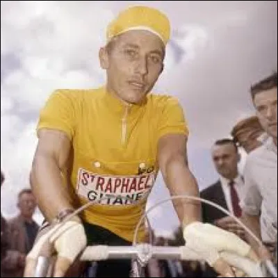 Km 150,4 : Chérencé-le-Roussel. Qui a assassiné Laurent Leroy (1768-1796), curé de Saint-Aubin-des-Préaux alors qu'il célébrait la messe le 15 février 1796 ?