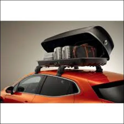 Km 170,4 : Saint-Pois. Approchez ! Vous y verrez le château en forme de fer à cheval. L'aile est prolongée par une chapelle qui fut dédiée à la Vierge en 1743, mais qui l'est aujourd'hui à Saint-Louis. Les autres ailes disposent d'un décor plus raffiné et sont ouvertes sur les jardins où se trouve un colombier à deux niveaux. Combien de boulins compte-t-il ?