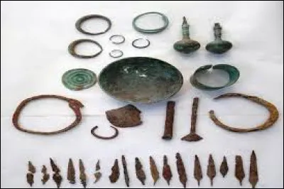 Km 95,9 : Saint-Clair-de-Halouze. En 1884 a lieu la découverte d'un gisement. Jusqu'en 1979, une importante exploitation a eu lieu sur la commune, Qu'y a-t-on extrait ?