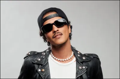 Ce chanteur a chanté avec Lady Gaga et ils ont fait une chanson qui est bien connue. Il a aussi chanté "APT". C'est...