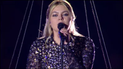 Cette chanteuse a chanté pendant l'Eurovision. Tu vois de qui je parle ?
