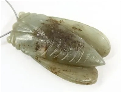 Dans quel pays asiatique place-t-on une cigale de jade dans la bouche des morts, symbole de vie éternelle et de résurrection dans l'au-delà ?