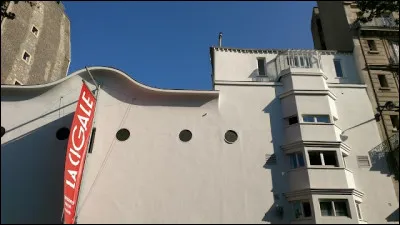 Dans quelle grande ville, la salle de spectacle ''La Cigale'' est-elle située ?