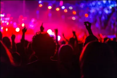Quand tu arrives à une soirée, à une fête où tu ne connais presque personne, que fais-tu ?