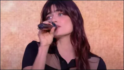 Qui est cette chanteuse qui cartonne sur les réseaux sociaux et interprète "Les Filles, les meufs" ?