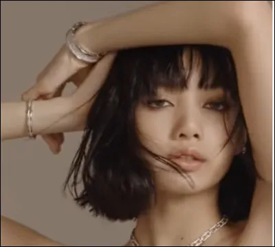 Quelle couleur de cheveux a-t-elle popularisé lors de ses débuts ?