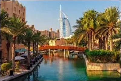 Dans quel pays se situe la ville de Dubaï ?