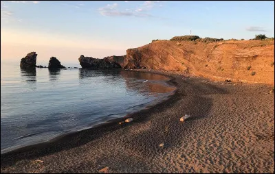 Quel est le nom de la célèbre plage du Cap d'Agde ?