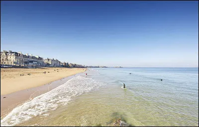 Dans quelle ville se trouve la plage du Sillon ?
