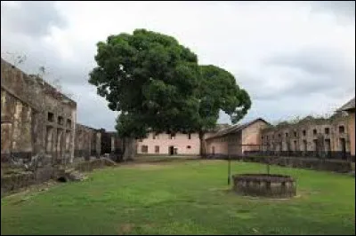 Combien de bagnes comptait la Guyane jusqu'à leur suppression totale en 1938 ?