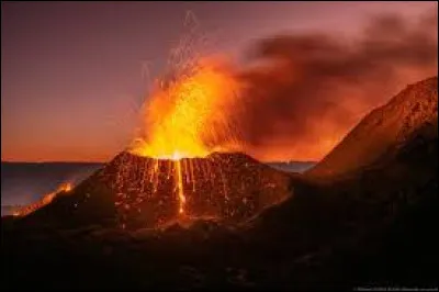 Sur quelle île se situe le volcan baptisé piton de la Fournaise qui culmine à 2 632 mètres d'altitude ?