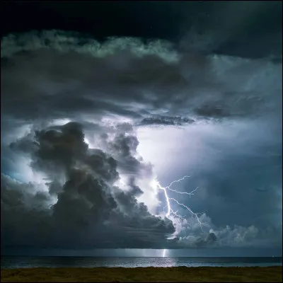 À présent, pouvez-vous me dire quel mot correspond à cette définition : Tempête extrême caractérisée par des vents violents et un système tourbillonnant qui se forme au-dessus deaux océaniques chaudes.