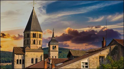 Quelle commune n'est pas limitrophe de la ville de Cluny, située en Saône-et-Loire ?