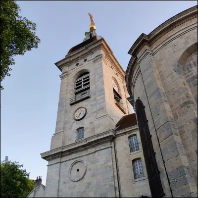 De combien de cadrans est dotée l'horloge astronomique de la cathédrale de Besançon ?