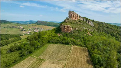 Comment se nomme cette roche célèbre située près de la ville de Mâcon ?