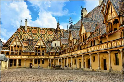 Quelle est la particularité de la ville de Beaune ?