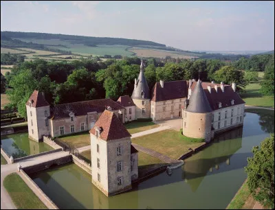 En quelle année le château de Commarin a-t-il été inscrit comme monument historique ?
