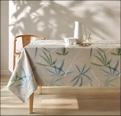 Une toile cirée est un tissu de coton ou de lin, traité avec du vernis à base d'huile de lin pour le rendre comment ?