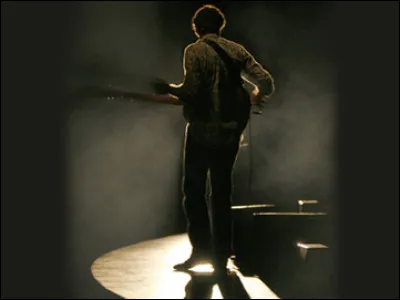 Quel chanteur né à Agen est l'auteur du titre ''Le Chêne liège'' ?