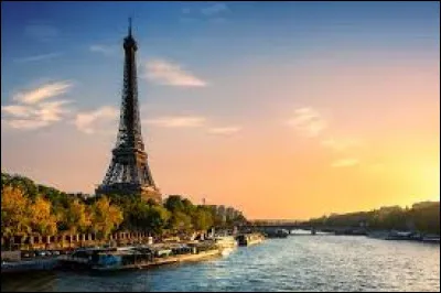La tour Eiffel a été conçue pour l'Exposition universelle de 1900.