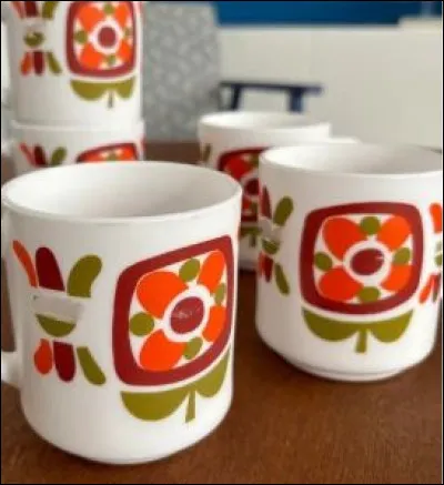 Dans quelle station-service pouvait-on recevoir ces tasses Arcopal, en échange de points accumulés lors de pleins d'essence ?