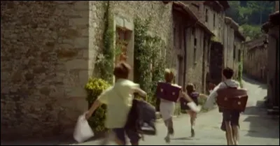 Cette image est-elle tirée d'une adaptation de la série de films du Club des Cinq ?